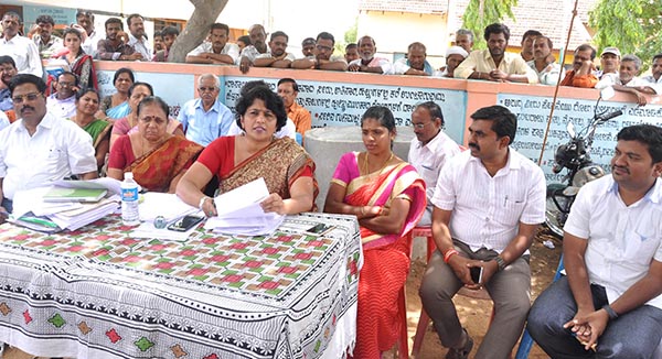 ಜಿಲ್ಲೆಯ ಗಡಿ ಭಾಗದ ಜನರ ಸಮಸ್ಯೆ ಆಲಿಸಿದ ಜಿಲ್ಲಾಧಿಕಾರಿ ಜಿ.ಸತ್ಯವತಿ